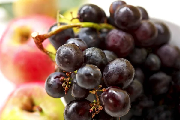 Świeże czerwone winogrona — Zdjęcie stockowe