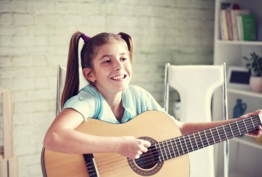 Gitar çalan kız