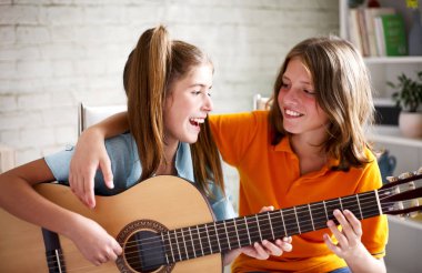 Gençler gitar çalmak