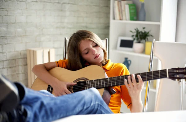 Chico disfruta tocando la guitarra — Foto de Stock