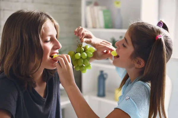 Para lubi jeść świeżych winogron — Zdjęcie stockowe