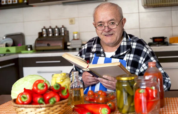 Älterer Mann kocht eine gesunde Mahlzeit — Stockfoto