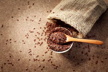 ahşap bir masa üzerinde keten tohumu