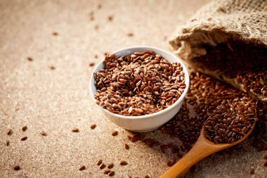 Jüt çuval içinde organik keten tohumu