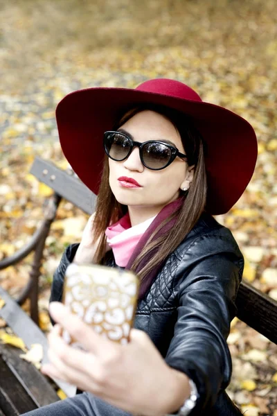 Selfie cep telefonu alarak güzel kadın