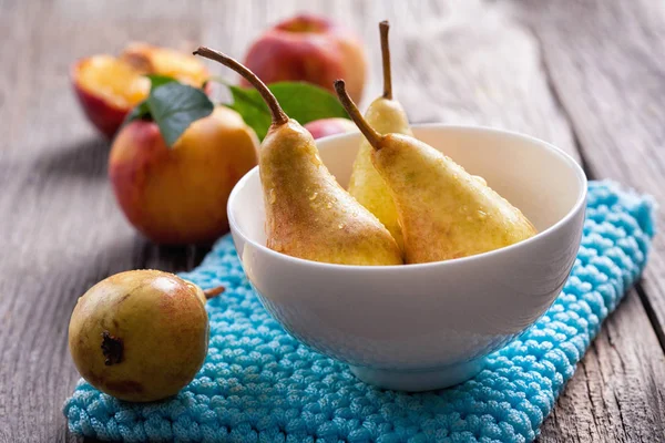 Frisch Gereifte Birnen Auf Einem Holztisch — Stockfoto