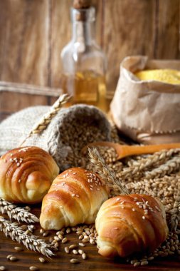 taze kruvasanlar bir fırın ahşap tablo