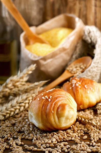 Färska Croissanter Ett Bageri Bord — Stockfoto