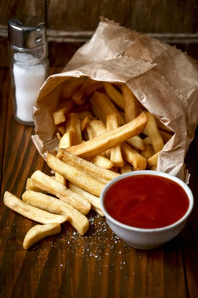 Batatas Fritas Com Ketchup Mesa Madeira — Fotografia de Stock