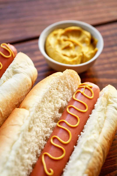 Hot Dog Met Mosterd — Stockfoto