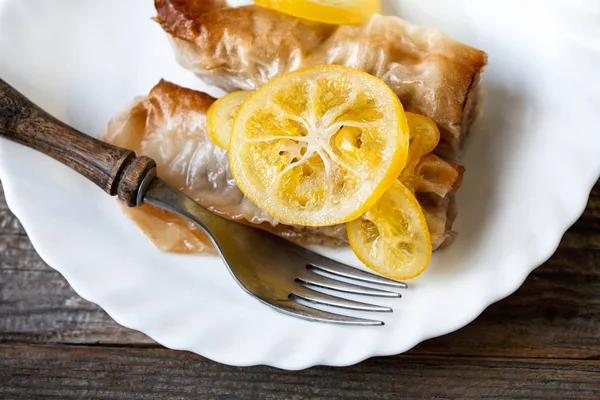 Tatlı Baklava Beyaz Bir Plaka Üzerinde — Stok fotoğraf