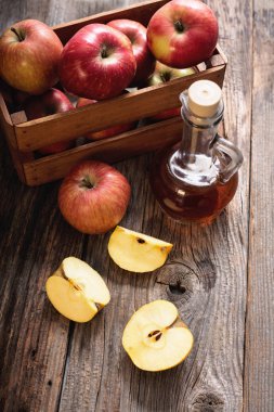 Elma sirkesi ahşap bir masa üzerinde