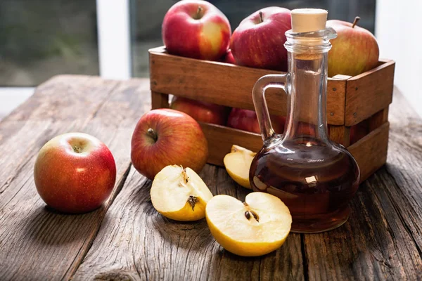 Juice Mogna Röda Äpplen Ett Träbord — Stockfoto