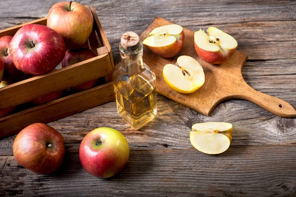木桌上成熟的红苹果汁 — 图库照片