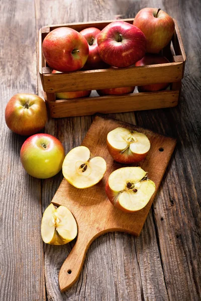 成熟的苹果放在木制桌子上 — 图库照片