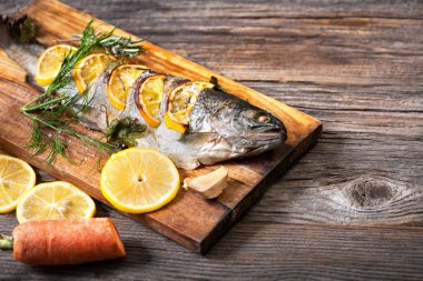 Kızarmış Balık bir dilim limon ve sebze ile