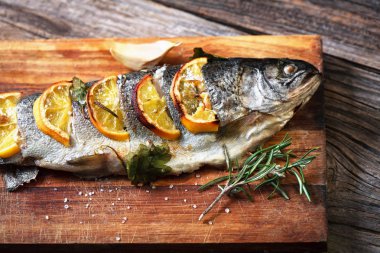 Kızarmış Balık bir ahşap tahta üzerinde limonlu