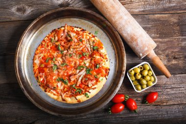 zeytin ve domates salçası ev yapımı pizza