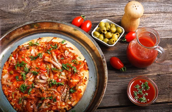 Homemade Pizza Olives Tomato Sauce — Stock Photo, Image