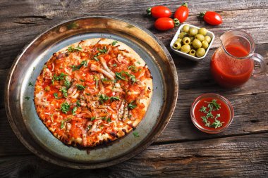 taze pişmiş pizza ahşap bir masa üzerinde