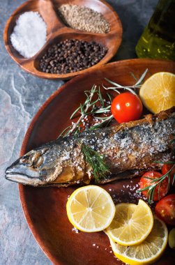 sebze ve baharatlar ile taze ızgara balık