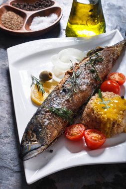 taze kızarmış balık sebze ve pirinç ile