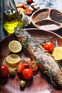 taze kızarmış balık sebze ve baharatlar ile