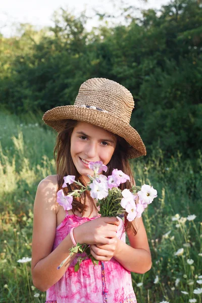 Menina Campo Com Flores — Fotografia de Stock