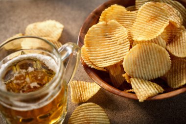 cips ve bira bardağı