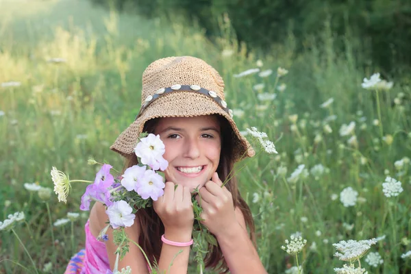 Lachende Meisje Bloem Veld — Stockfoto