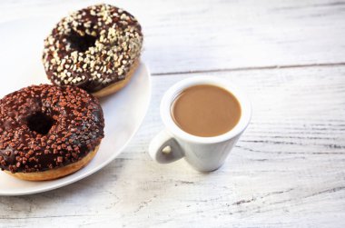 kupa kahve ile sırlı çörek şeker