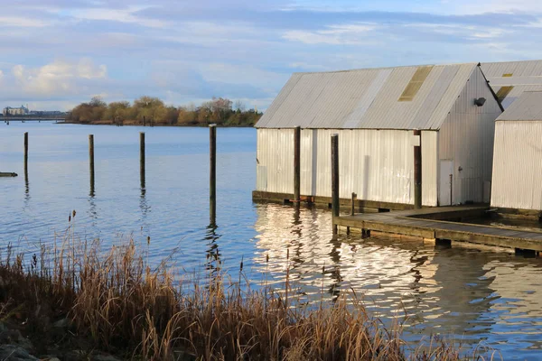 Boathouse en un rive —  Fotos de Stock