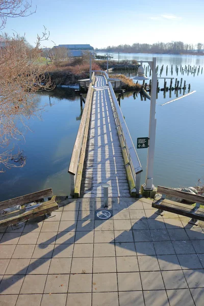 Estrecho puente de pie que cruza el agua —  Fotos de Stock