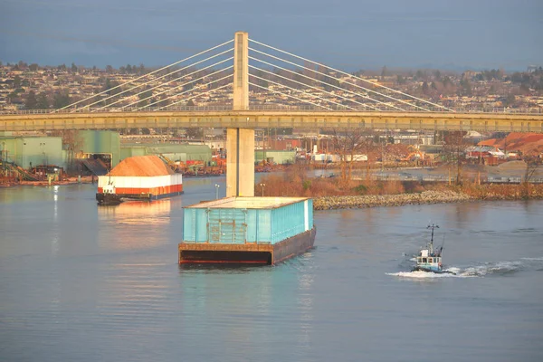 Sleepboot boten en grote lading opslaglocaties — Stockfoto