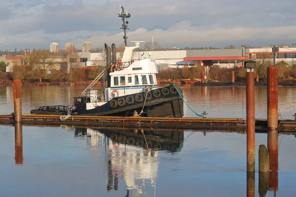 Remorqueur de rivière attaché à la pile d'amarrage — Photo