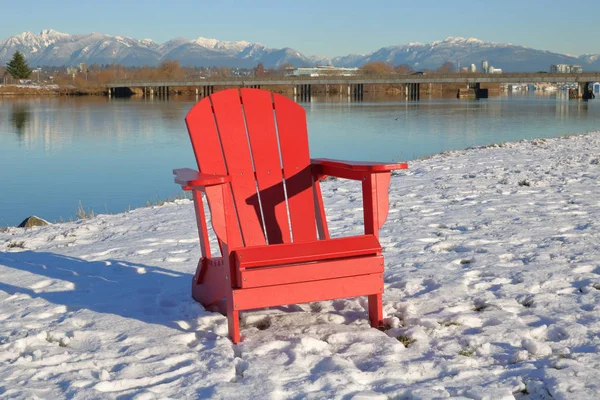 Cadeira tradicional Adirondack vermelho — Fotografia de Stock