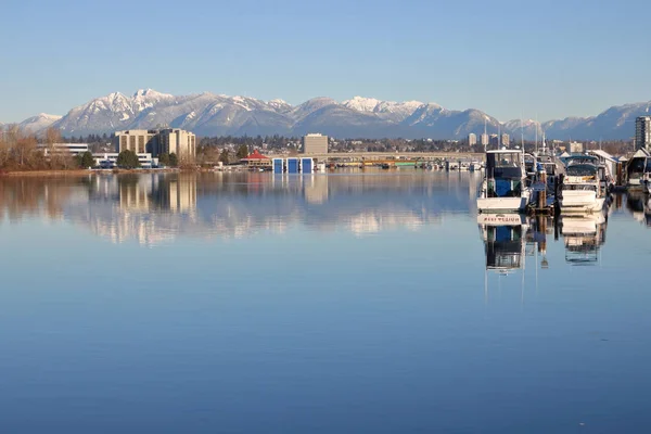 Fraser River and Northshore Mountains — Stock Photo, Image