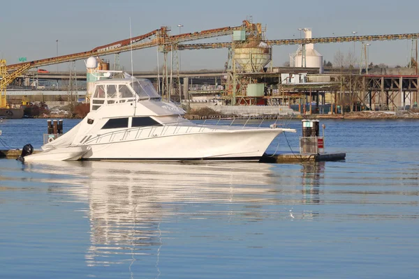 Luxusboot im Industriehafen — Stockfoto