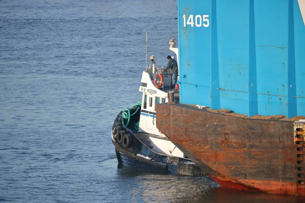 Capitán de barco remolcador y barcaza fluvial —  Fotos de Stock