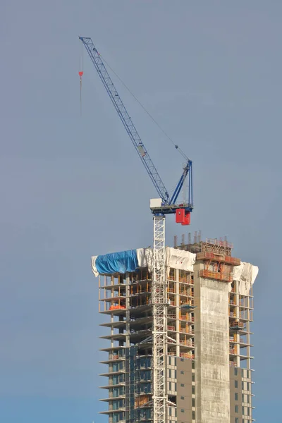 Torre de grúa y construcción de condominios — Foto de Stock