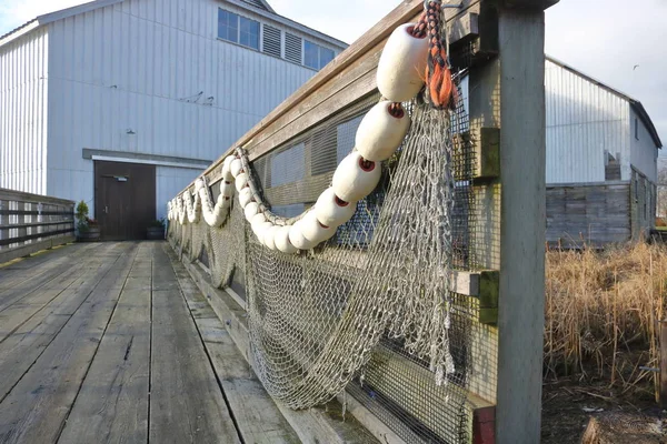 Gewerbliche Fischernetze und Gebäude — Stockfoto