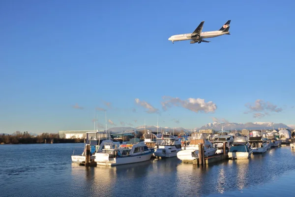 Commercial Jet Approaches Vancouver Airport — Stock Photo, Image