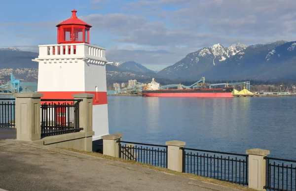 Brockton Point Beacon and Vancouver 's North Shore — стоковое фото