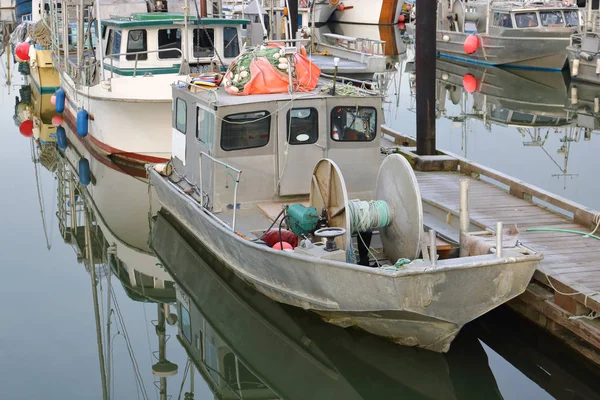 Pequeño barco receptor de salmón de dos hombres — Foto de Stock