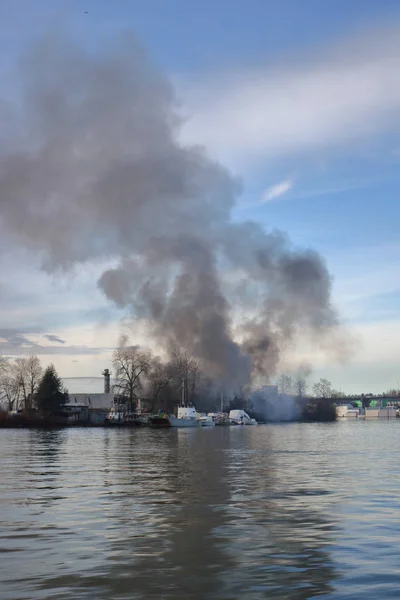 Vancouver, Kanada'nın Mitchell adada endüstriyel yangın — Stok fotoğraf