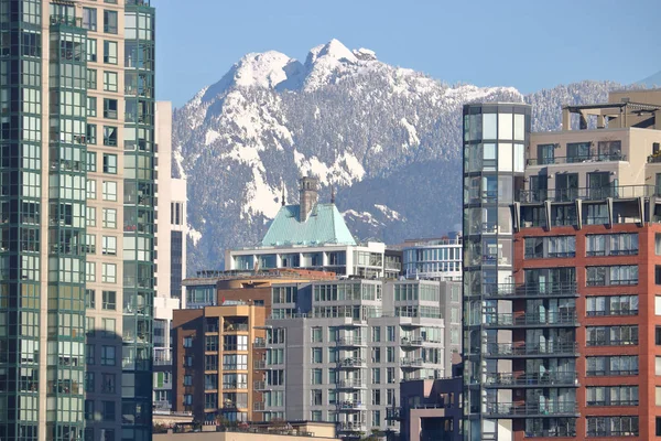 Berge, die von Vancouver-Immobilien verdeckt werden — Stockfoto