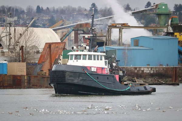 Bogserbåt och industriområde — Stockfoto