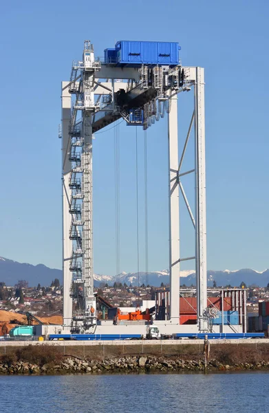 Industriekran von Schiff zu Land — Stockfoto