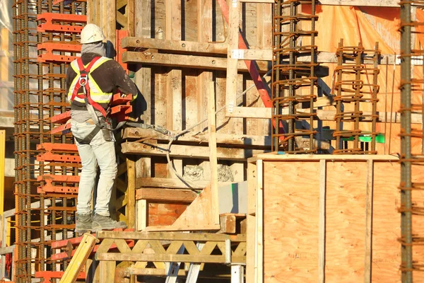 Bauarbeiter, Bewehrung und Material — Stockfoto