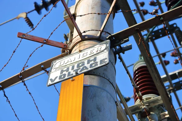 Niebezpieczeństwo wysokiego napięcia znak i obwodów elektrycznych — Zdjęcie stockowe